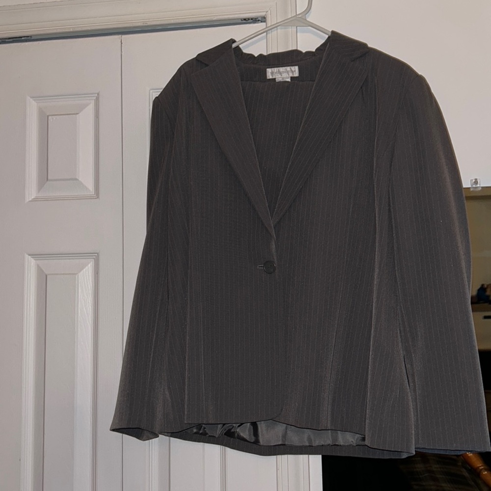 Women’s worthington pin striped pants suit